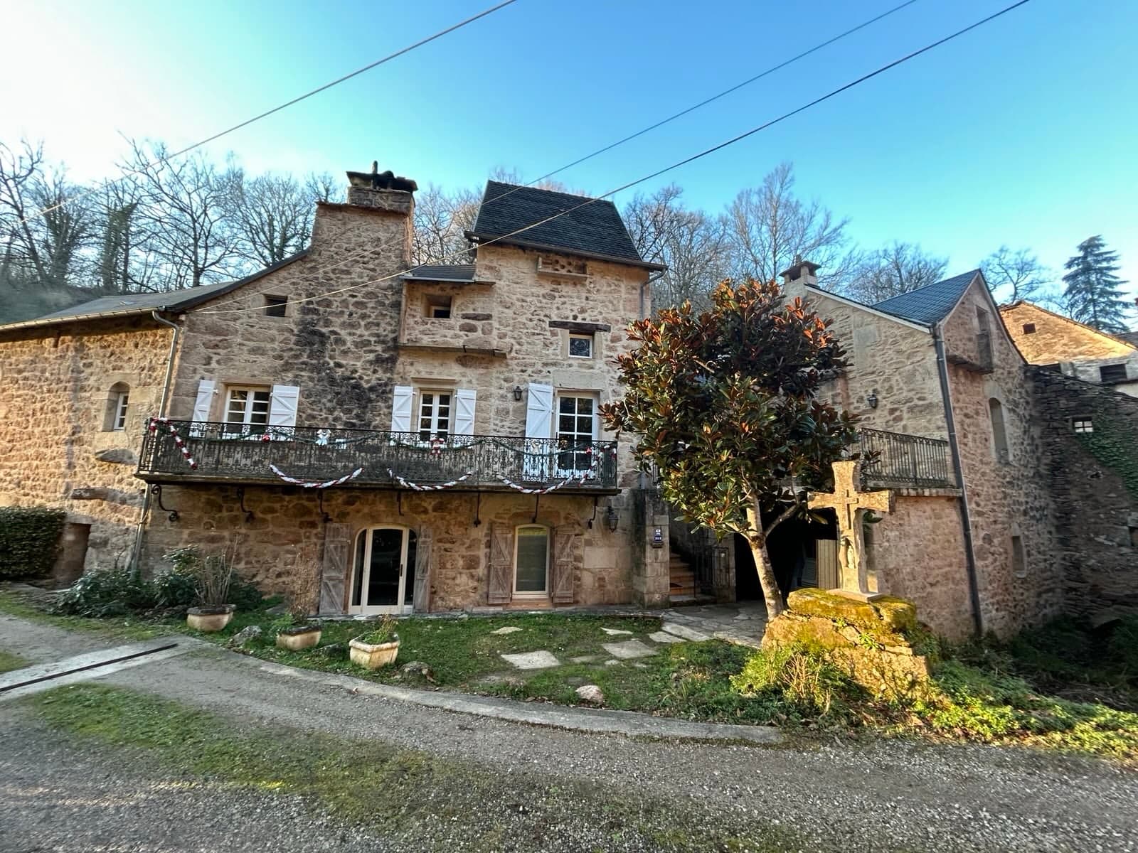 Façade du moulin de Vignars sous le soleil d'hiver avec ciel bleu